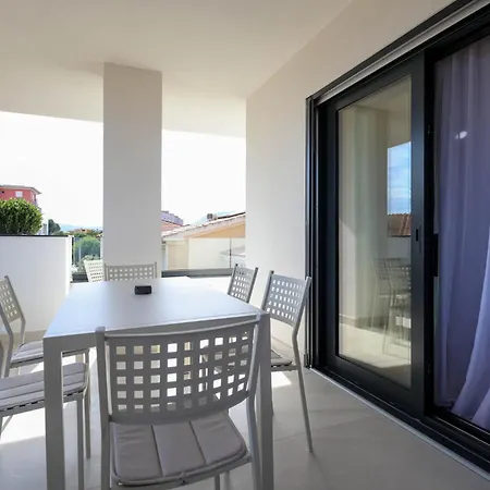 Apartman Elegant New Luxe 2br Azulis Apartment#7 - Big Terrace - Smart Check-in - Free Secure Parking